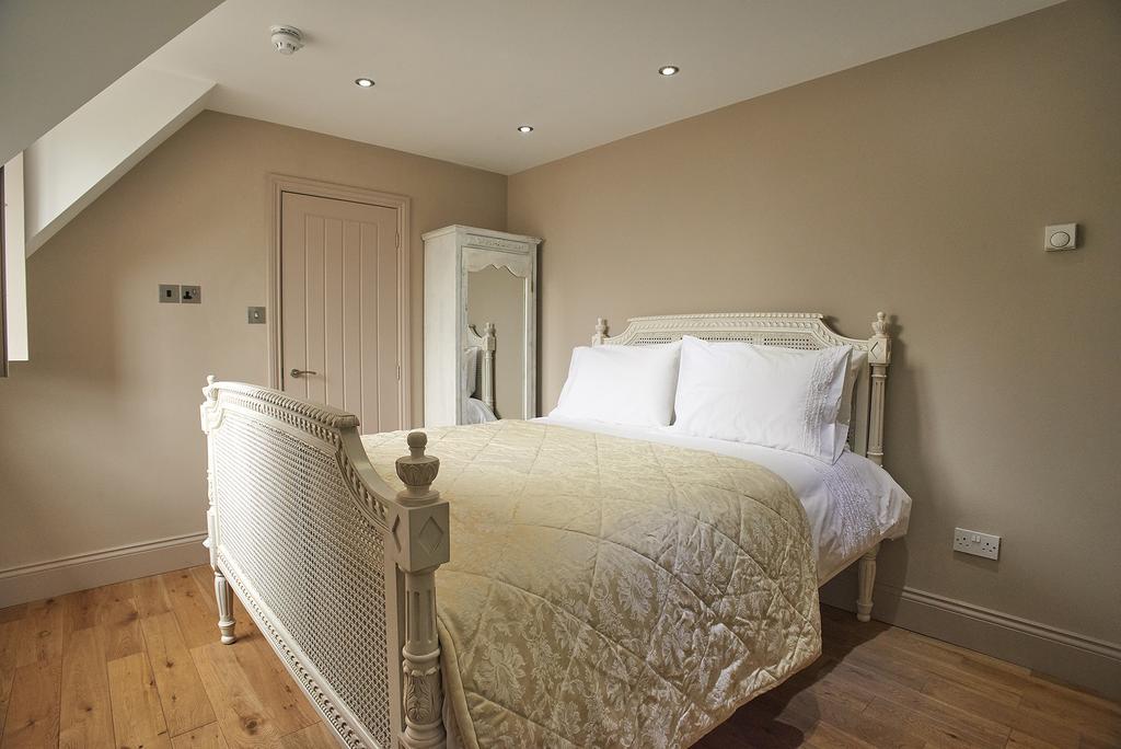 The Broad Leys Bed and Breakfast Aylesbury  Eksteriør billede